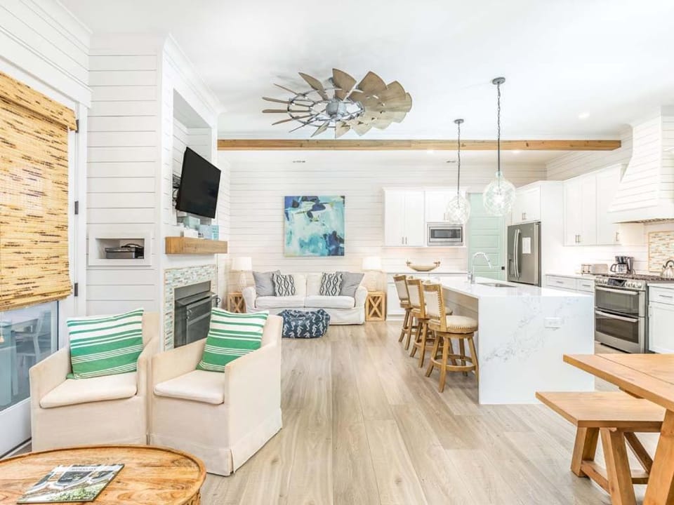 TV and multimedia, Kitchen or kitchenette, Living room, Seating area, fireplace, furniture, oven, stove, kitchen