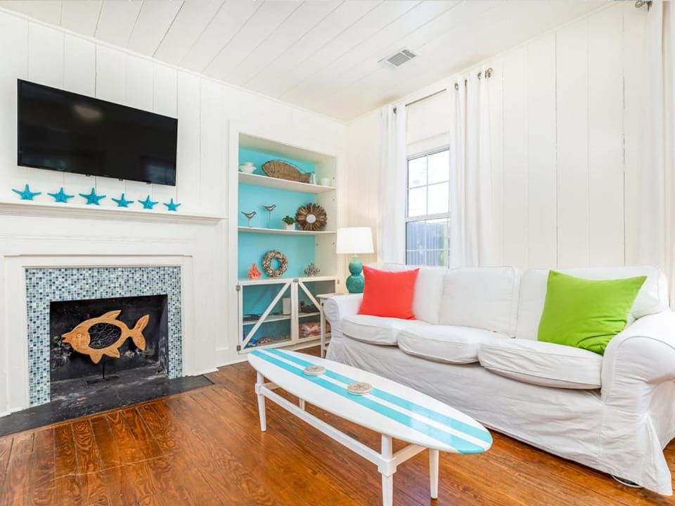 TV and multimedia, Living room, Seating area, fireplace, furniture