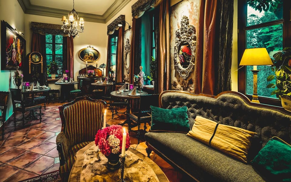 Restaurant/places to eat, Lounge or bar