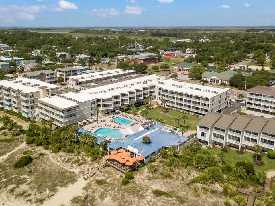 Property building, Neighbourhood, Natural landscape, Bird's eye view, Garden, Swimming pool