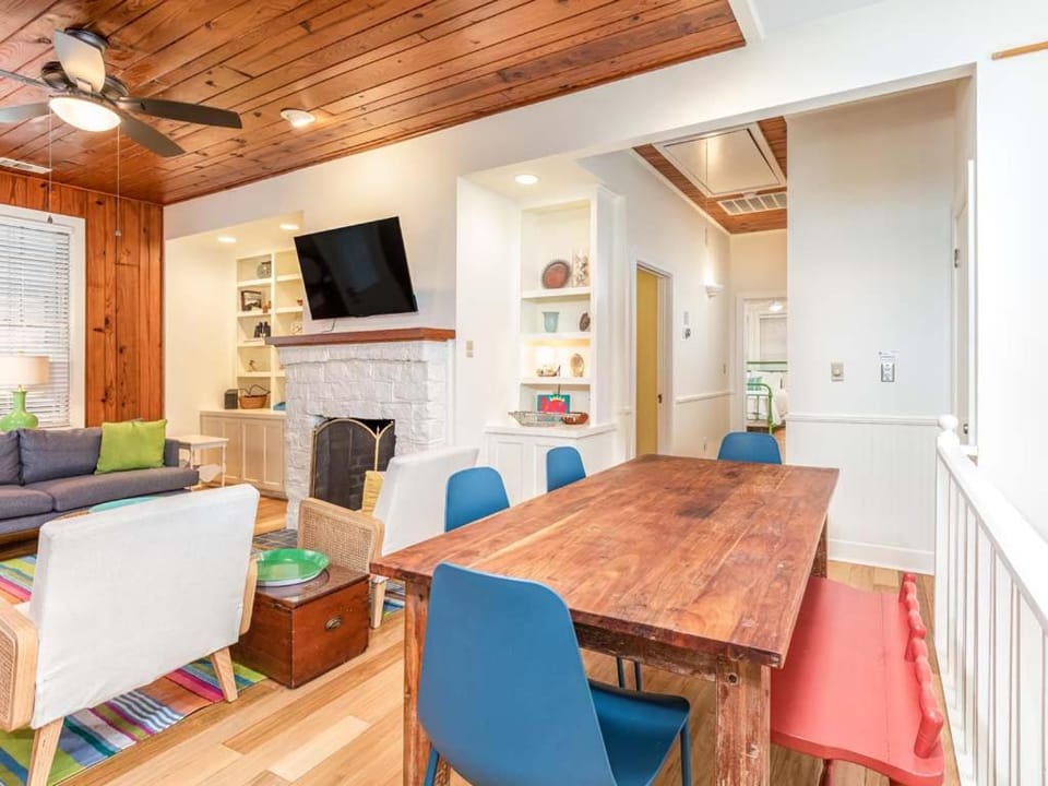 TV and multimedia, Living room, Seating area, Dining area, fireplace, furniture