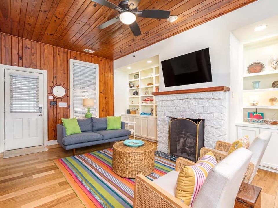 TV and multimedia, Living room, Seating area, fireplace, furniture