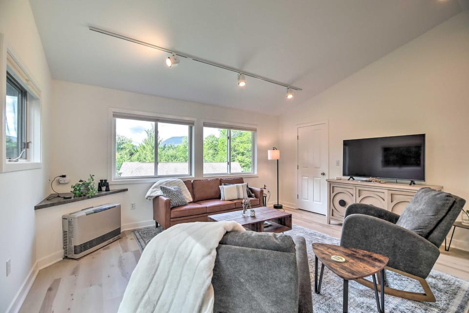 Airy & Bright Hideaway Near Smugglers' Notch! Apartment in Cambridge