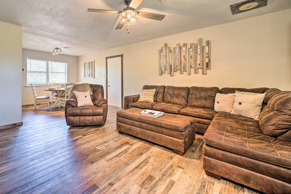 Private Hot Tub and Yard Secluded Broken Bow Home! House in Broken Bow