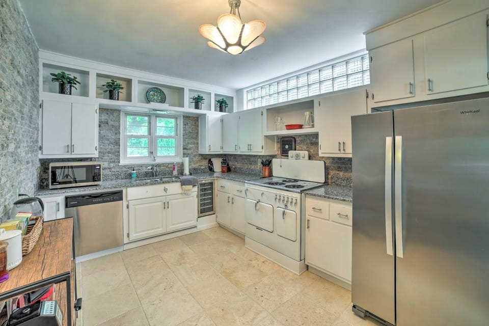 Cozy Abode about 3 Mi to Indiana Dunes Natl Park House in Porter