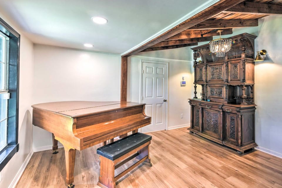 Upscale Dickinson Getaway with Yard on 1 Acre! House in League City