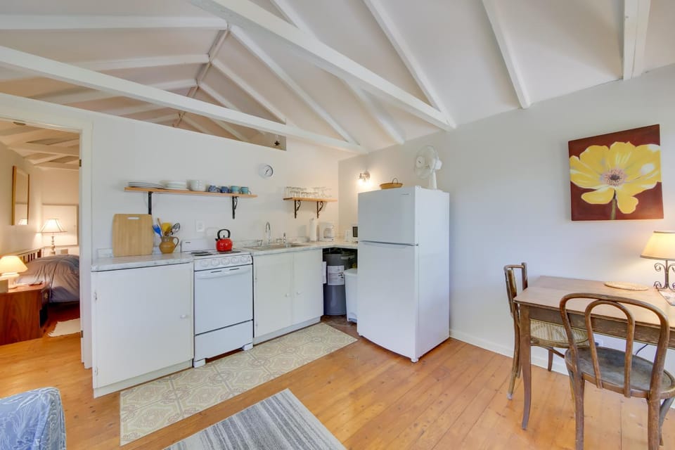 Couples Getaway Near Beaches: Northport Cottage House in Northport