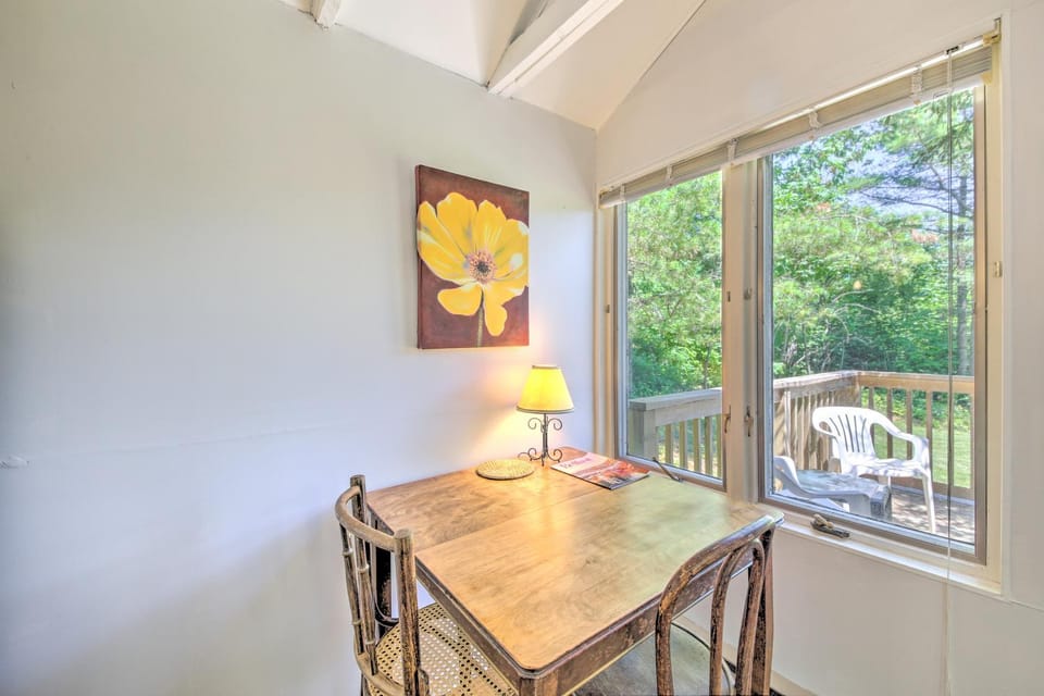 Couples Getaway Near Beaches: Northport Cottage House in Northport