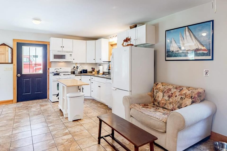 Kitchen or kitchenette, kitchen