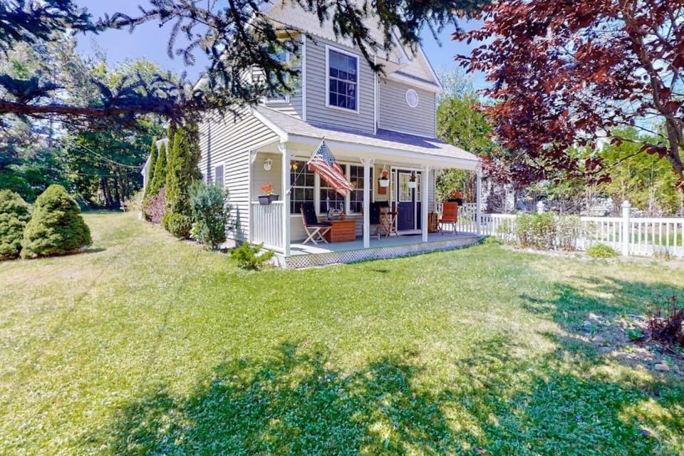 Property building, Spring, Day, Garden