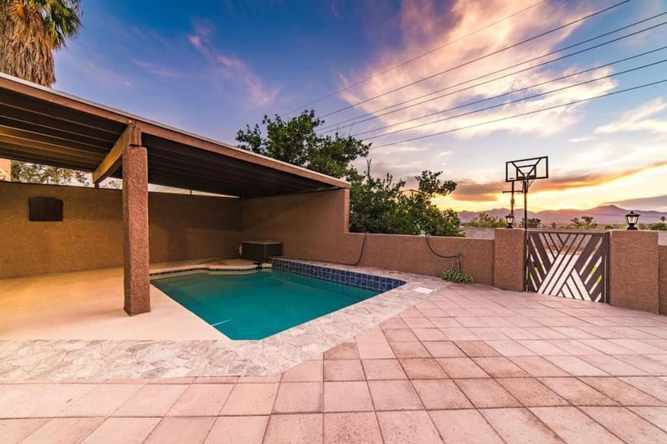 Hill Top - Scenic Villa W Panoramic Views & Pool House in Casas Adobes