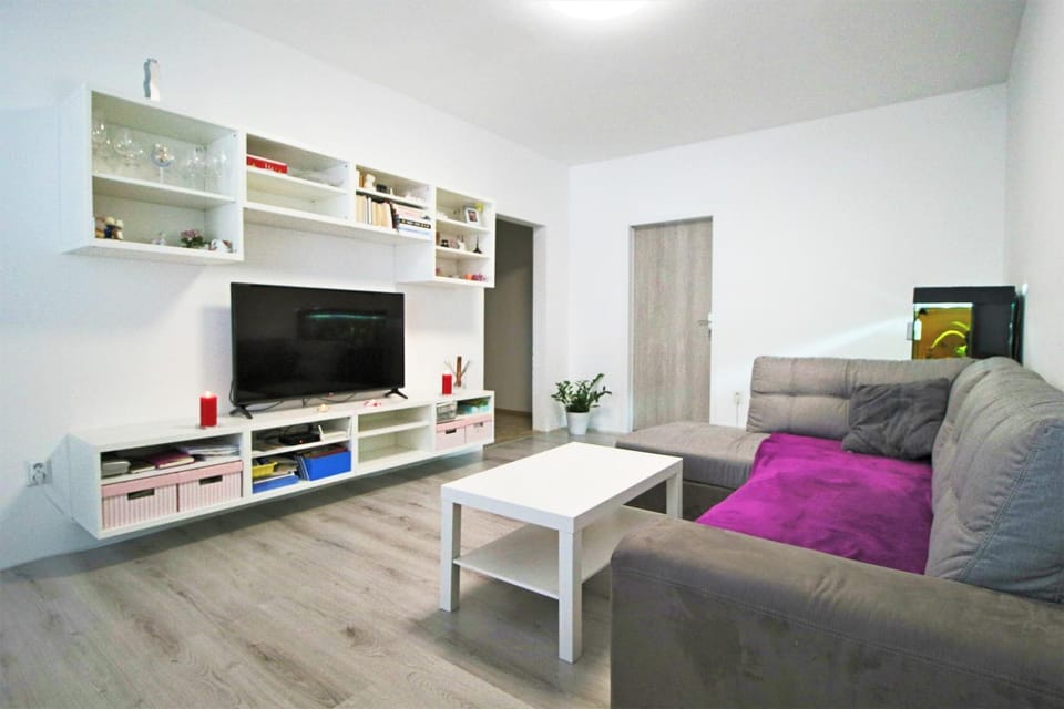Communal lounge/ TV room, TV and multimedia, Living room, Seating area, Evening entertainment