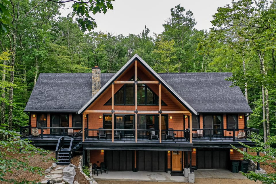 The Tree House Chalet in Alton