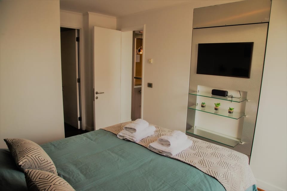 Bed, TV and multimedia, Bedroom