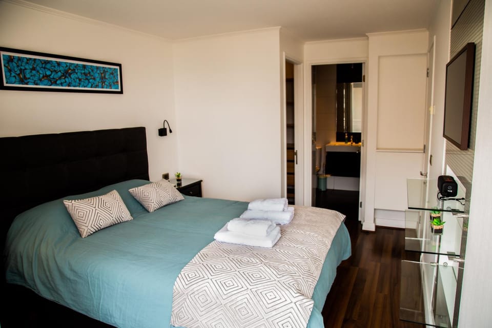 Bed, TV and multimedia, Photo of the whole room, Bedroom, towels