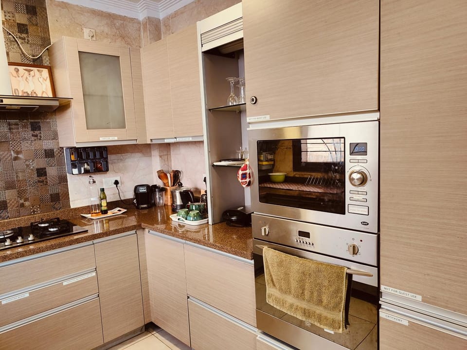 Coffee/tea facilities, Kitchen or kitchenette, oven, stove, toaster