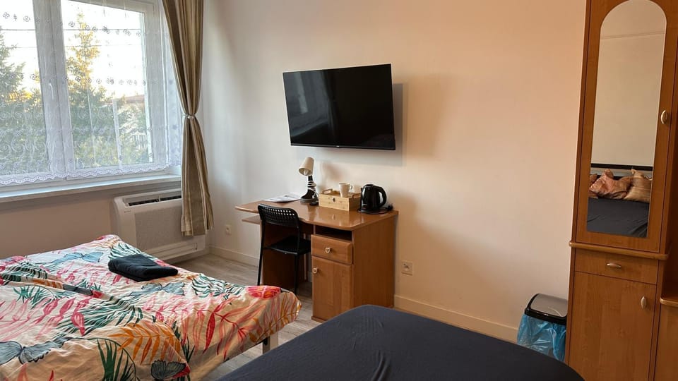 Bed, TV and multimedia, Photo of the whole room, Bedroom