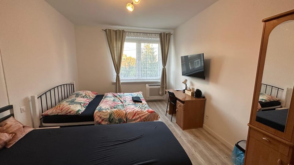 Bed, TV and multimedia, Photo of the whole room, Bedroom