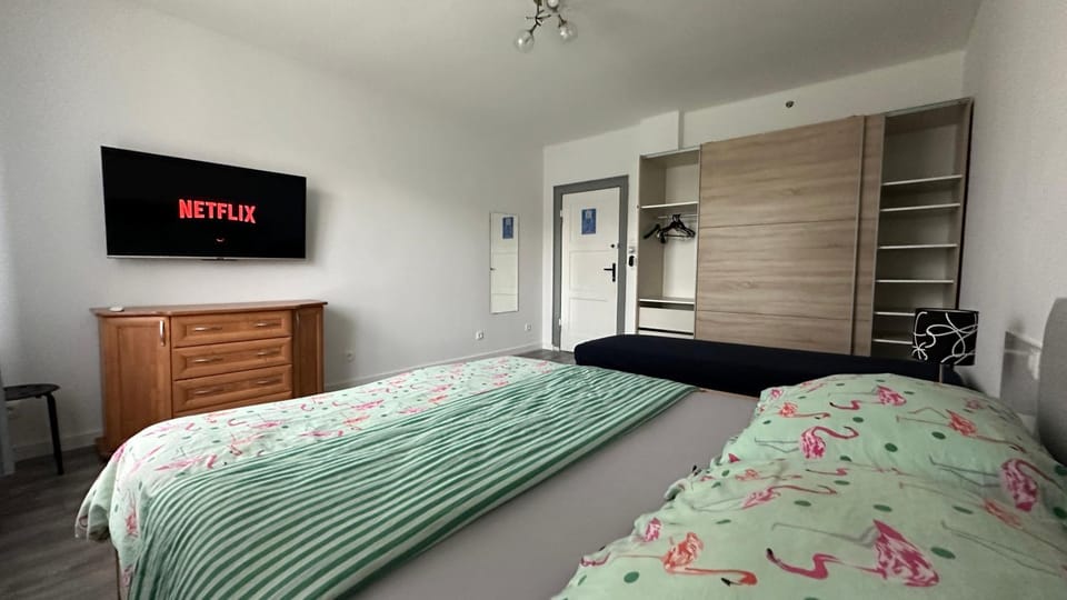 Bed, TV and multimedia, Photo of the whole room, wardrobe