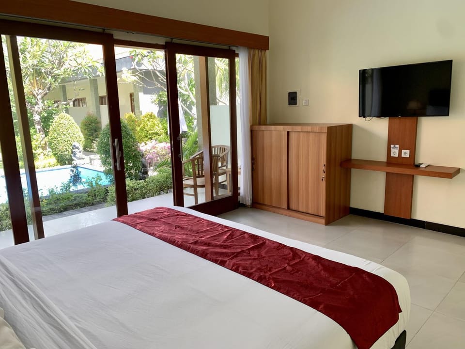 Bed, TV and multimedia, Photo of the whole room, Bedroom