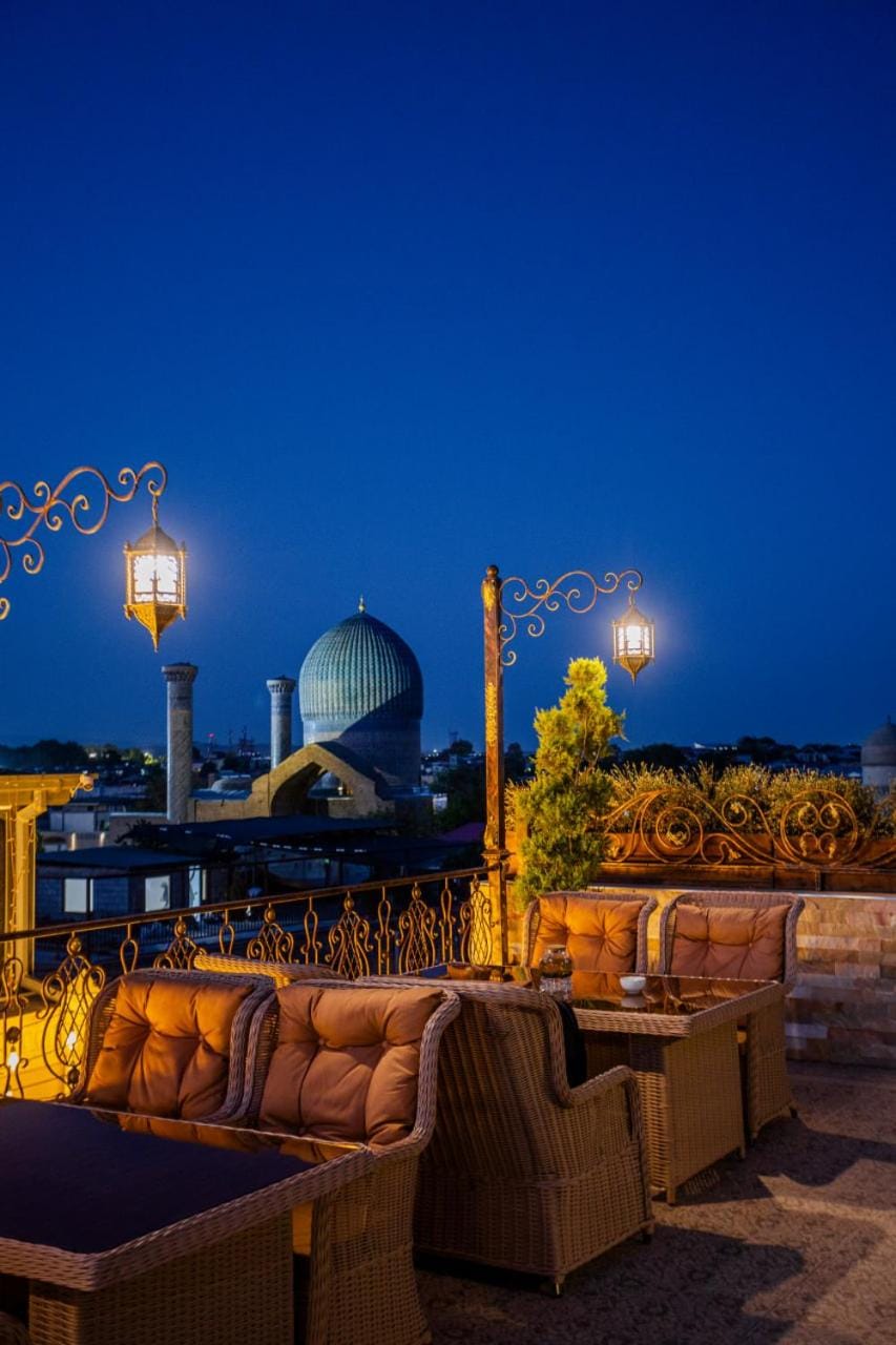 Restaurant/places to eat, Night, Balcony/Terrace