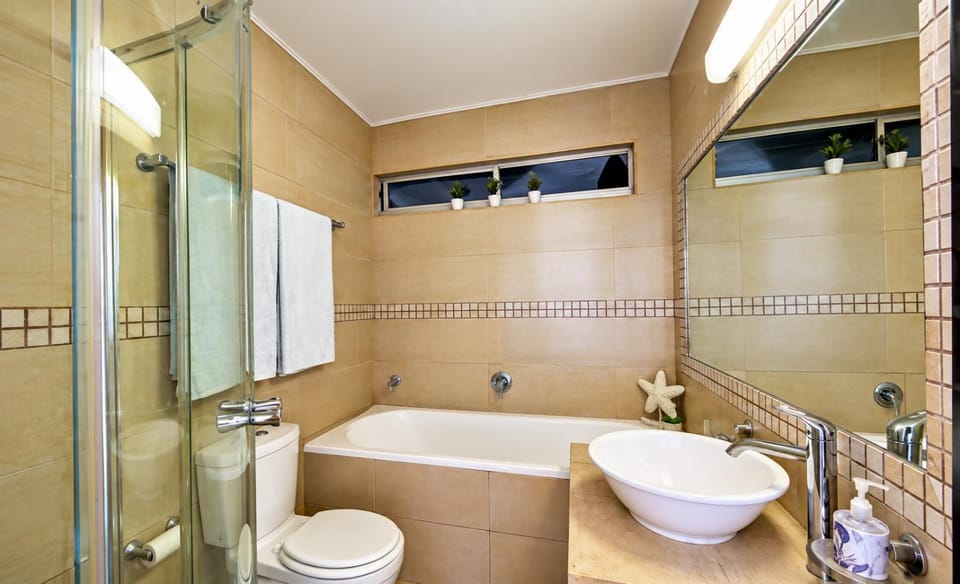 Shower, Toilet, Bathroom, Bath, towels