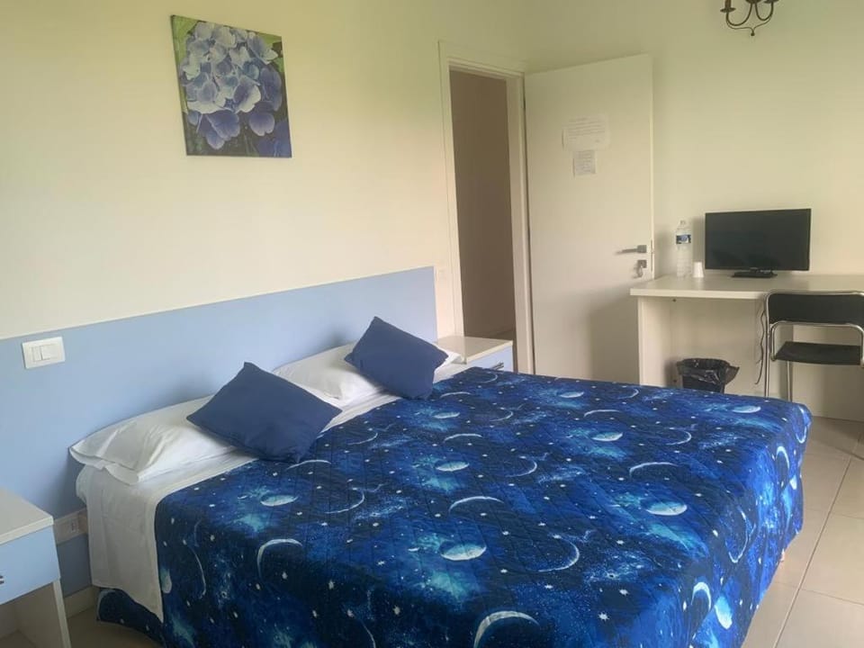 Bathroom, TV and multimedia, Bedroom, towels