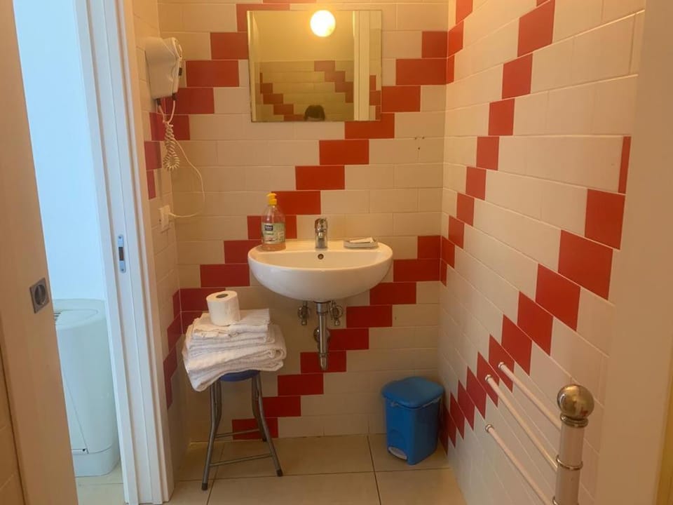 Bathroom, towels