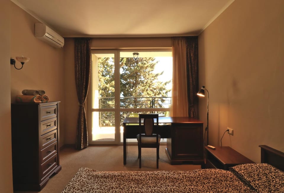 Bedroom, air conditioner