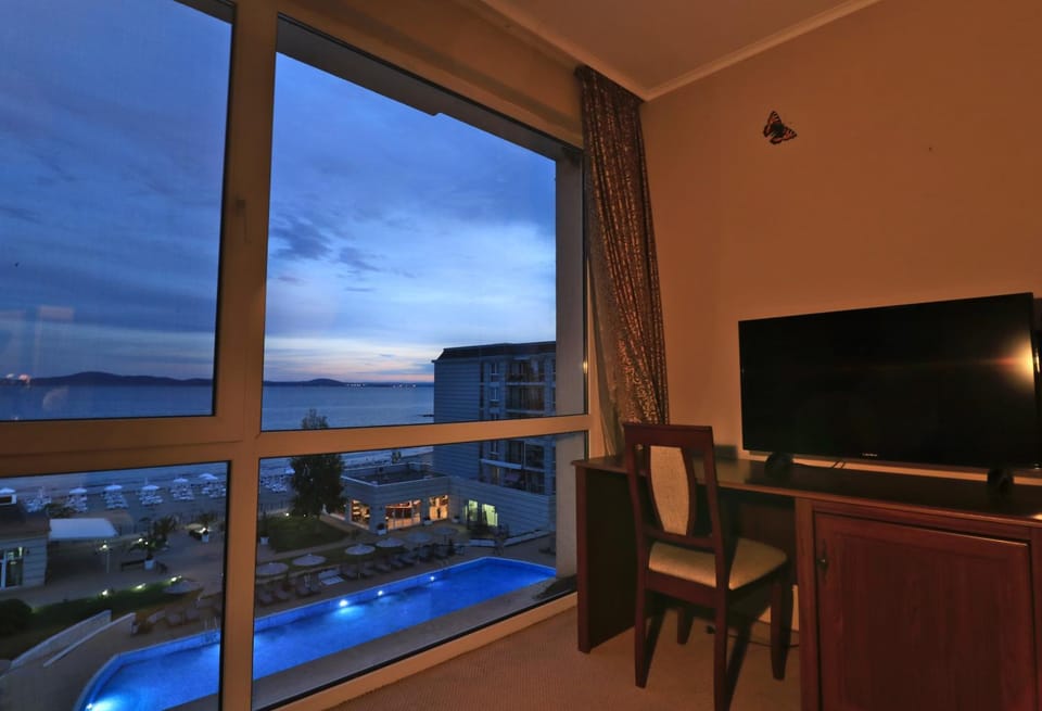 TV and multimedia, View (from property/room), Pool view, Sea view