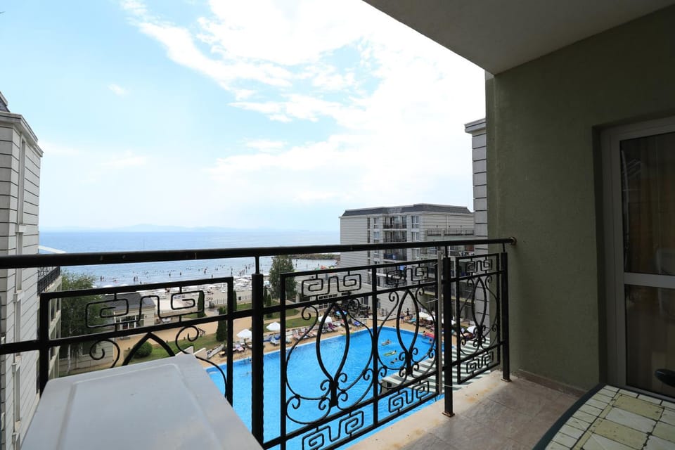 Day, View (from property/room), Balcony/Terrace, Pool view, Sea view, Swimming pool