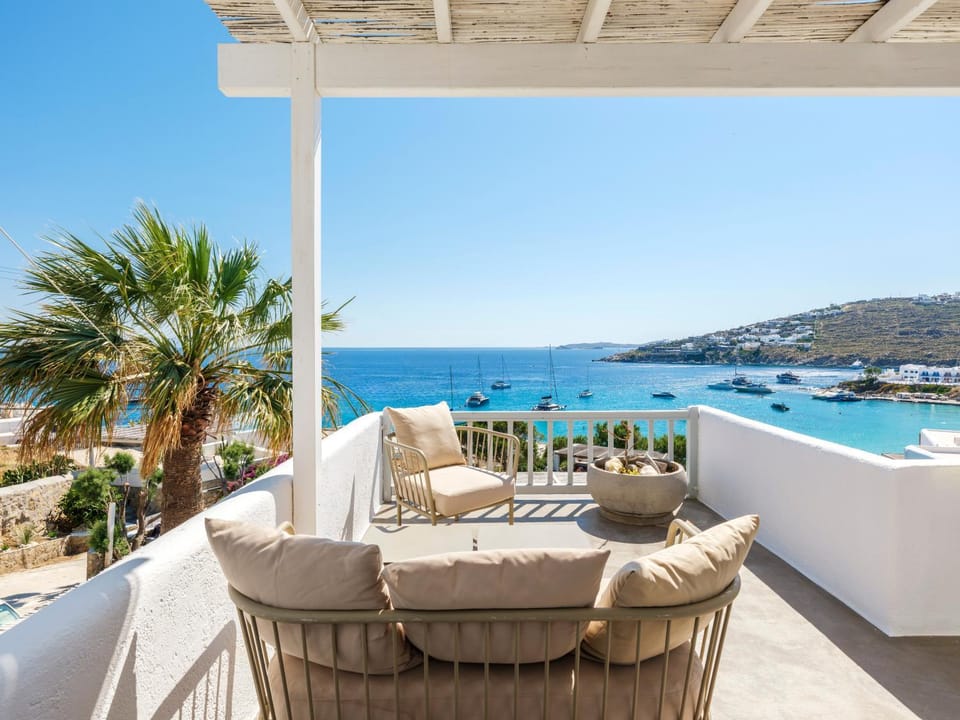 Natural landscape, Balcony/Terrace, Seating area, Dining area, Beach, Sea view