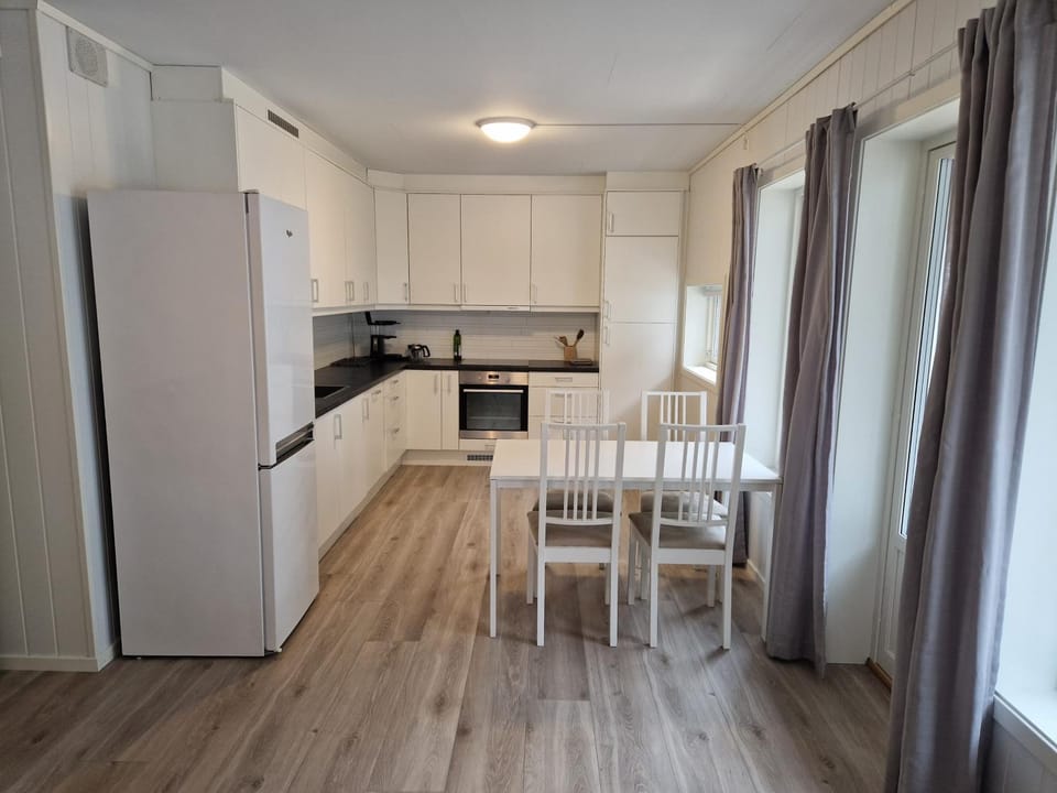 Kitchen or kitchenette, Dining area, dishwasher, pet friendly, stove