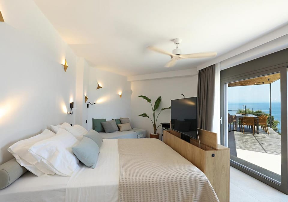 Bed, TV and multimedia, Bedroom, Sea view, fireplace