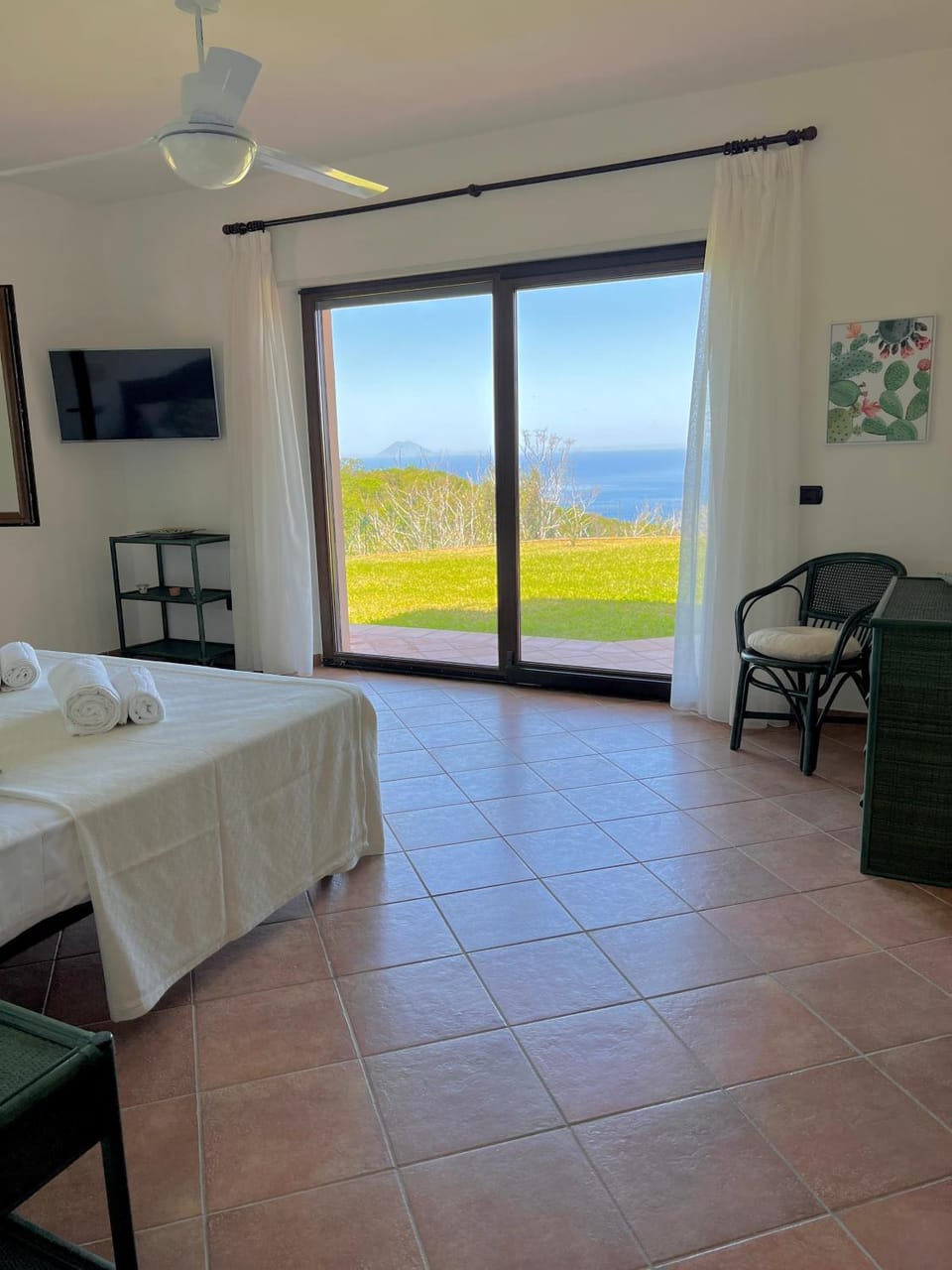 Natural landscape, TV and multimedia, Photo of the whole room, Bedroom, Sea view