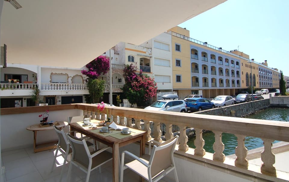 View (from property/room), Balcony/Terrace, Dining area, River view