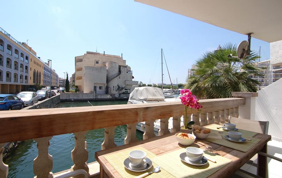 View (from property/room), Balcony/Terrace, Dining area, River view, Location