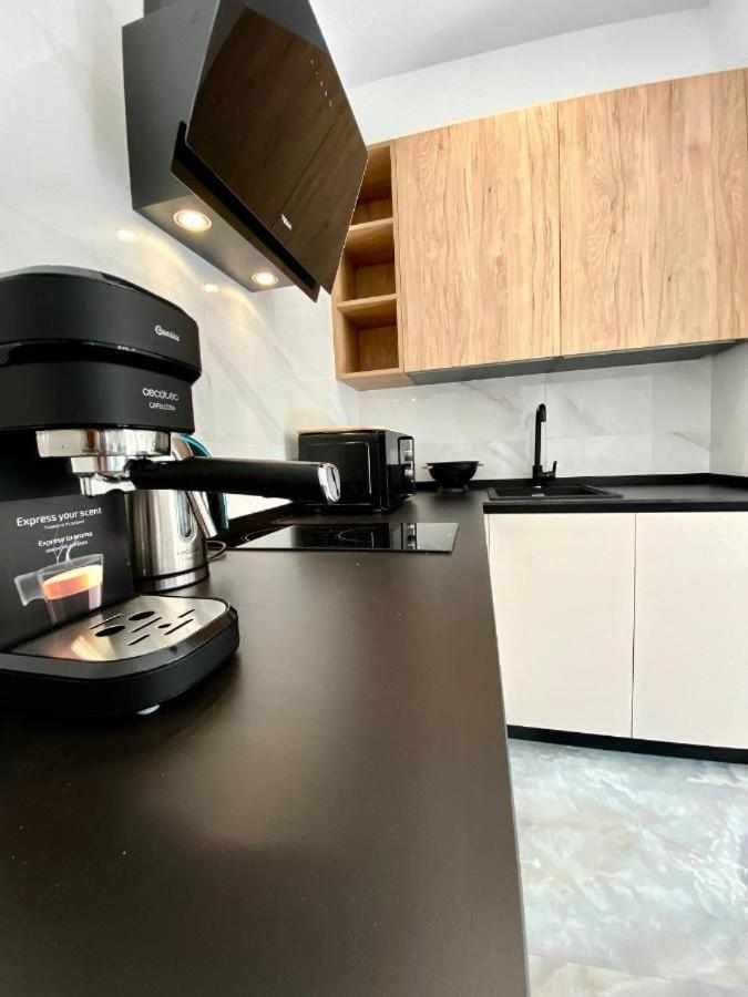 Kitchen or kitchenette, minibar, stove