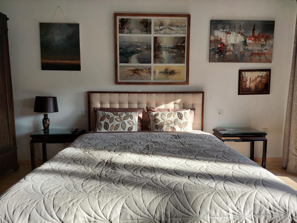 Bed, Photo of the whole room, Bedroom