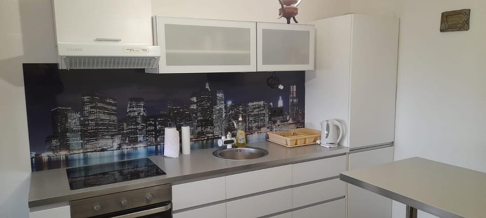Kitchen or kitchenette, Dining area, minibar