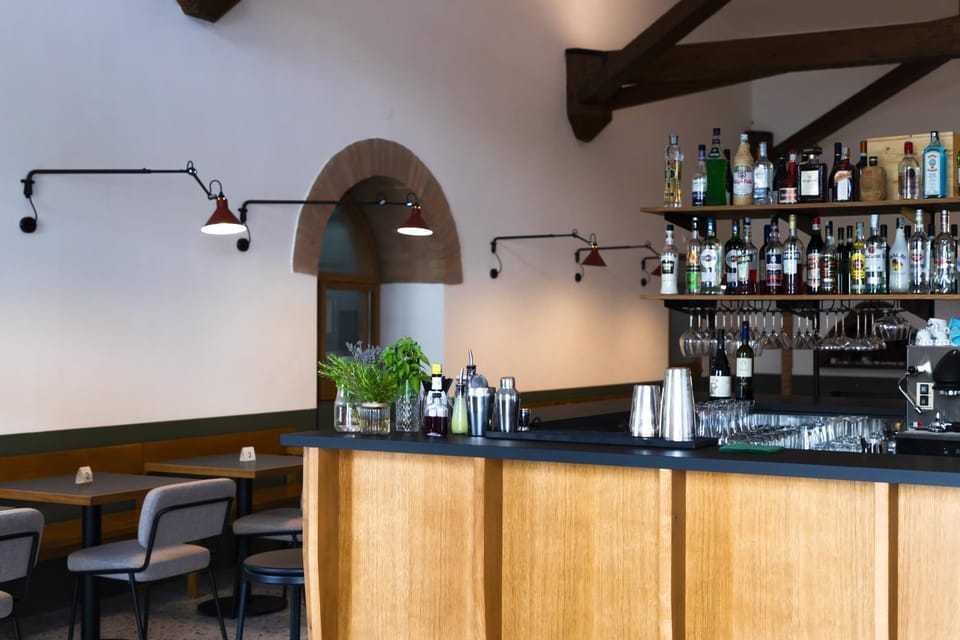 Restaurant/places to eat, Lounge or bar, Breakfast, Lunch, hair dresser