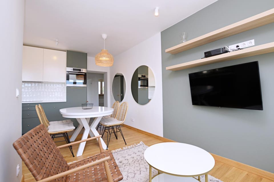 TV and multimedia, Kitchen or kitchenette, Living room, Seating area, Dining area