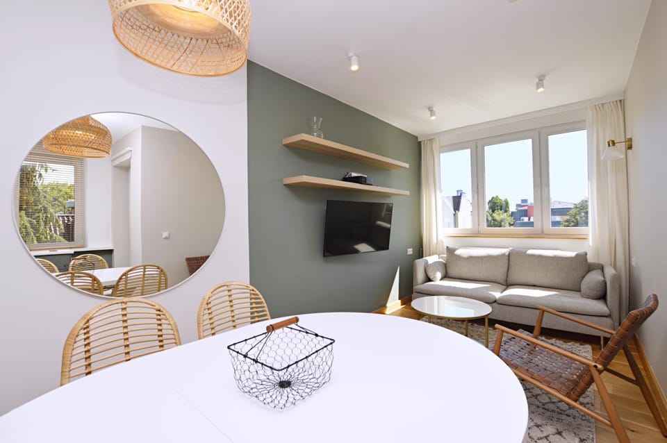 TV and multimedia, Living room, Seating area, Dining area, Evening entertainment
