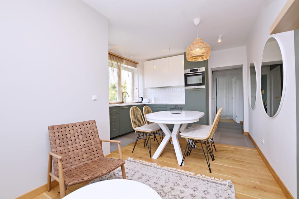 Kitchen or kitchenette, Seating area, Dining area