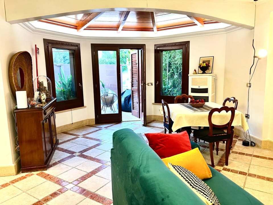 Living room, Seating area, Dining area