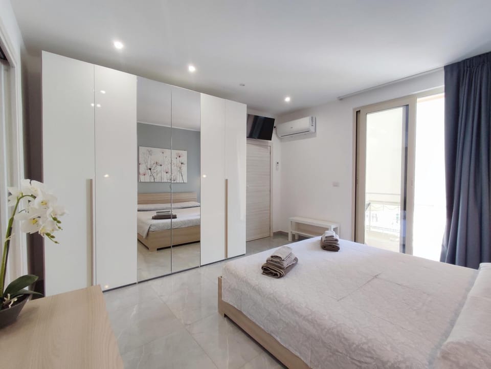 Bed, TV and multimedia, Bedroom, wardrobe, air conditioner