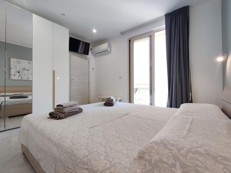 Bed, TV and multimedia, Bedroom, wardrobe, air conditioner