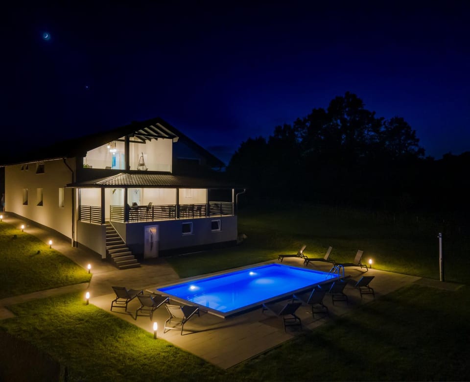 Property building, Night, Garden, Garden view, Pool view, Swimming pool, sunbed