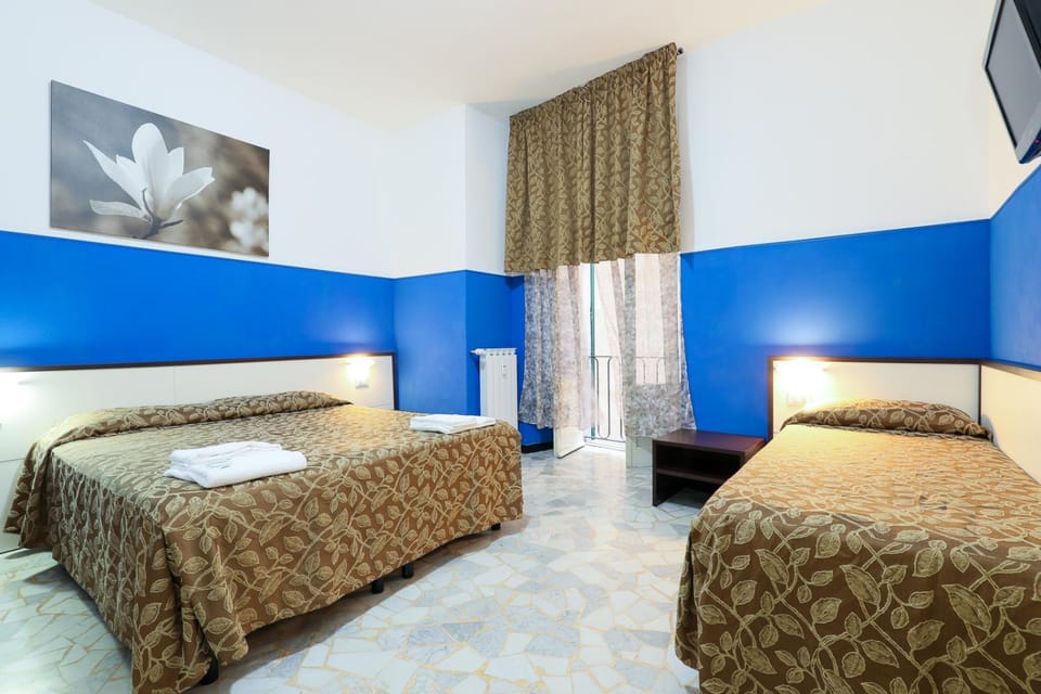 Bed, TV and multimedia, View (from property/room), Photo of the whole room, Bedroom