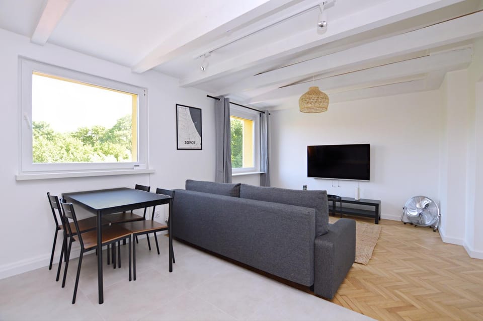 TV and multimedia, Seating area, Dining area